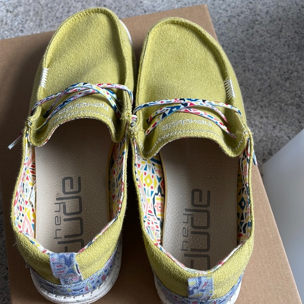 Hey dude shoes size 8.